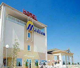 Hotel Median Roissy Cdg Aeroport Goussainville  Exterior foto